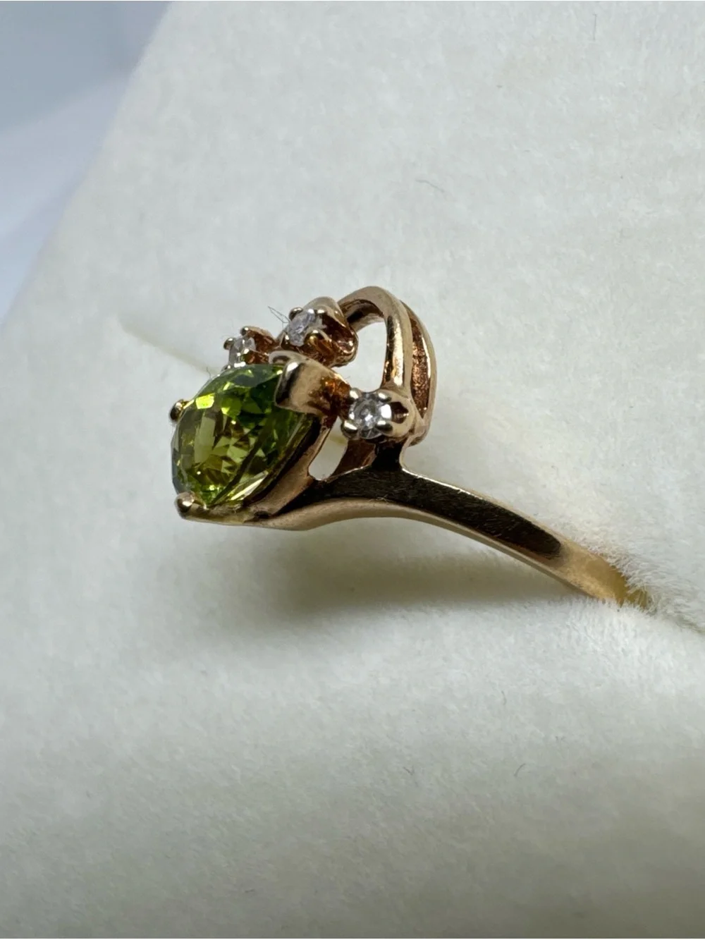 Vintage 10K Gold Pear Cut Green Peridot Accent Diamond Ring Size 6.25 1.9g